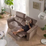 Sofá Anie con respaldo reclinado y reposapiés elevado